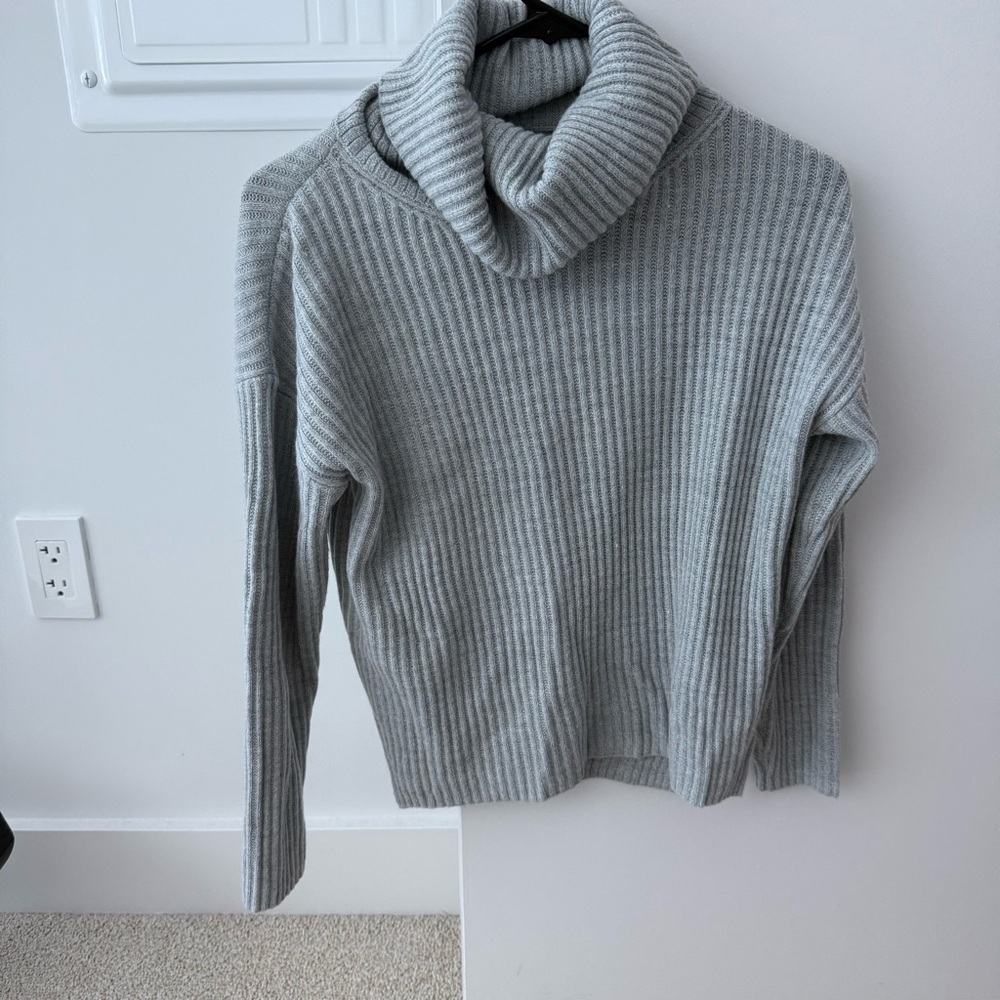 Banana Republic turtle neck sweater, Size XXSmall petit.

*great condition am